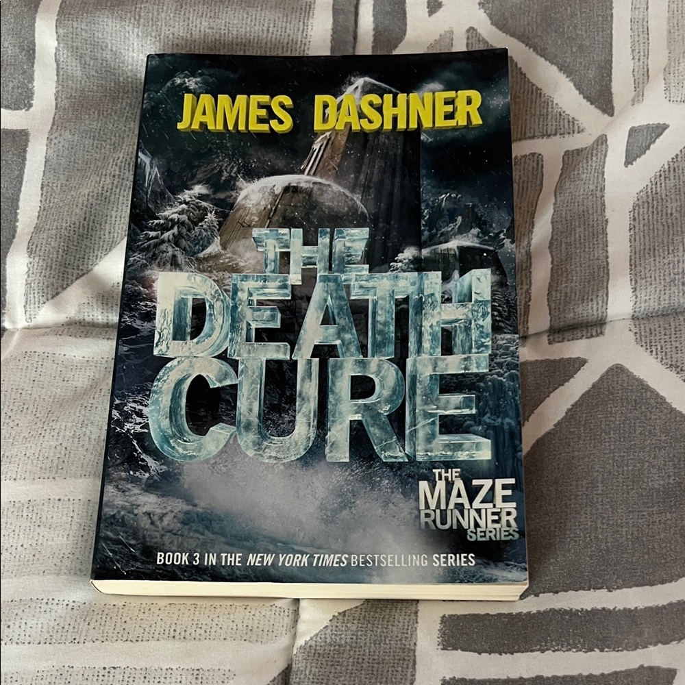 The Death Cure by - Dark Blue/Gray Cover